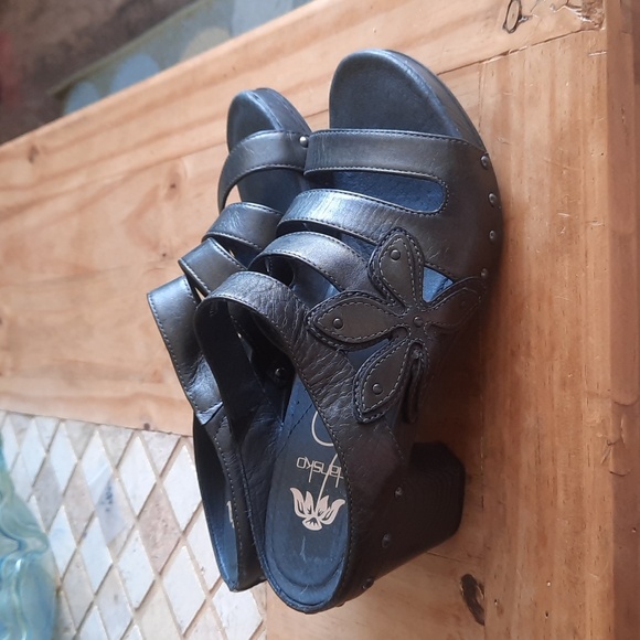 Dansko sandals size 39 genuine leather worn once . Fit like 8.5 imo - Picture 4 of 16